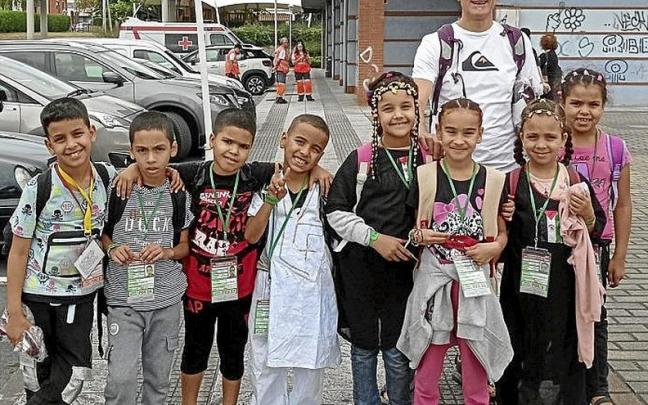 Samuel Ruiz, Darahli elkartetik, Saharatik etorritakoekin. | ARGAZKIA: N.G.