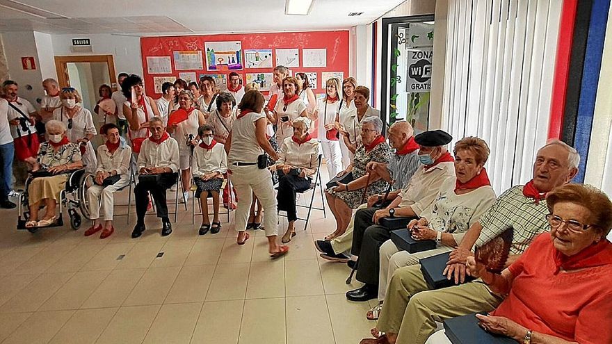 Pañuelos y placas para las personas mayores de Liédena en un día significativo para ellas y sus familias. | FOTOS: CEDIDAS