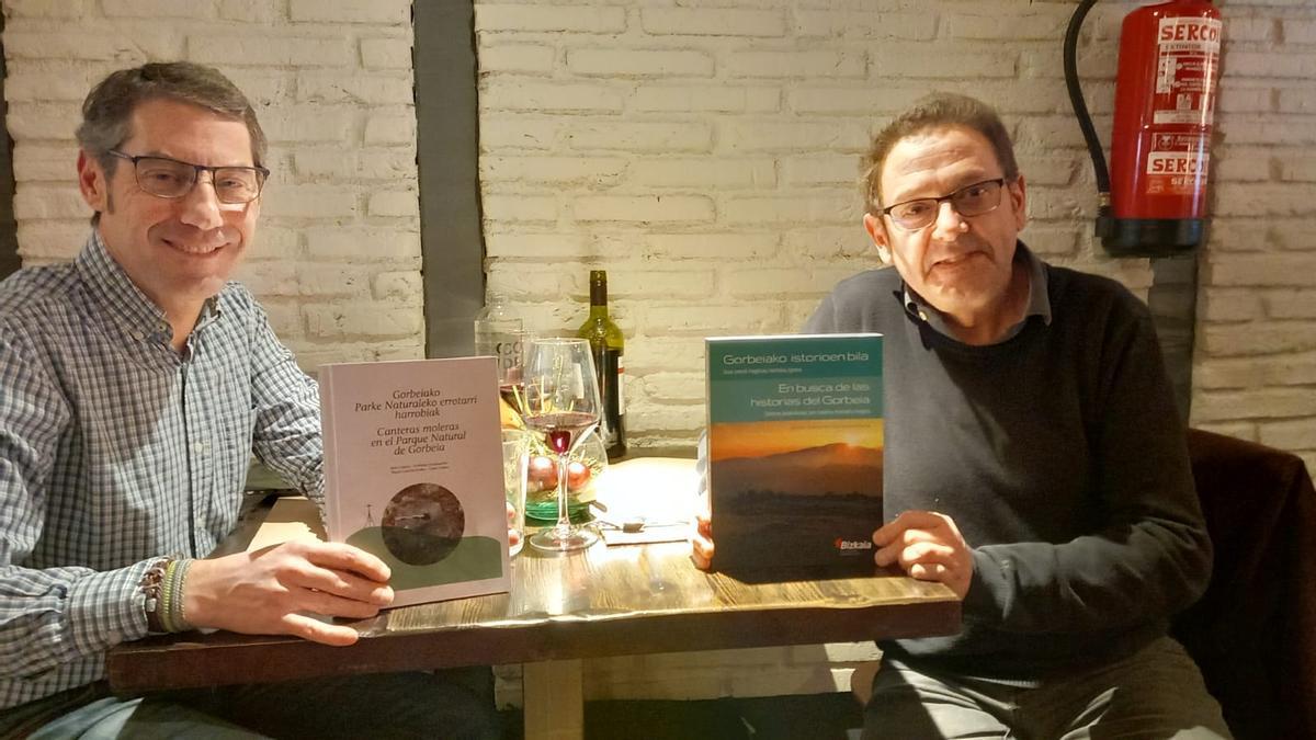 Javi e Iñaki se intercambian sus libros de Gorbeia el día que se conocieron.