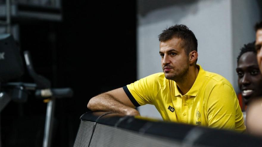 Bjelica sigue resignado desde el banquillo un partido del Fenerbahce