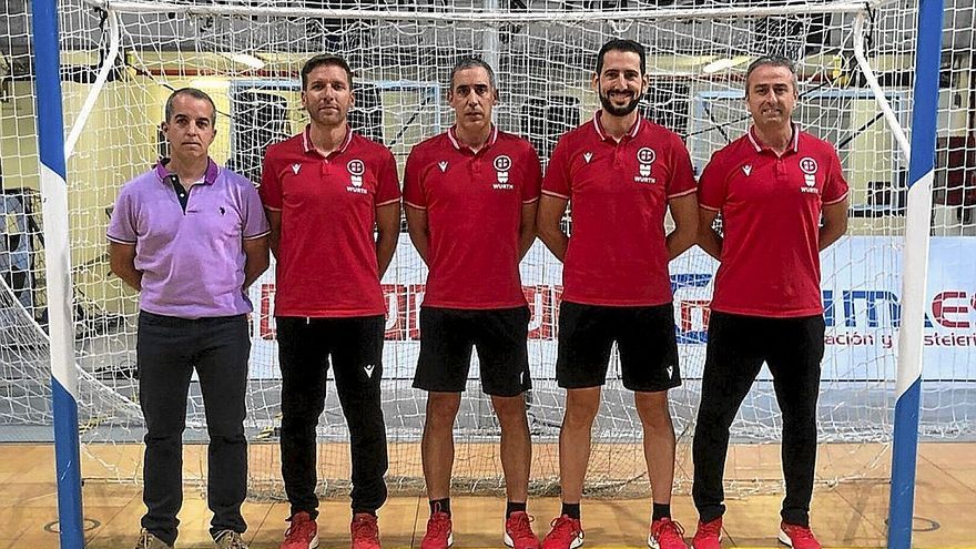 David Urdánoz, segundo por derecha, con el comité arbitral. | FOTO: FEDERACIÓN NAVARRA DE FÚTBOL