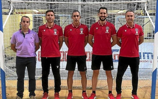 David Urd&aacute;noz, segundo por derecha, con el comit&eacute; arbitral. | FOTO: FEDERACI&Oacute;N NAVARRA DE F&Uacute;TBOL