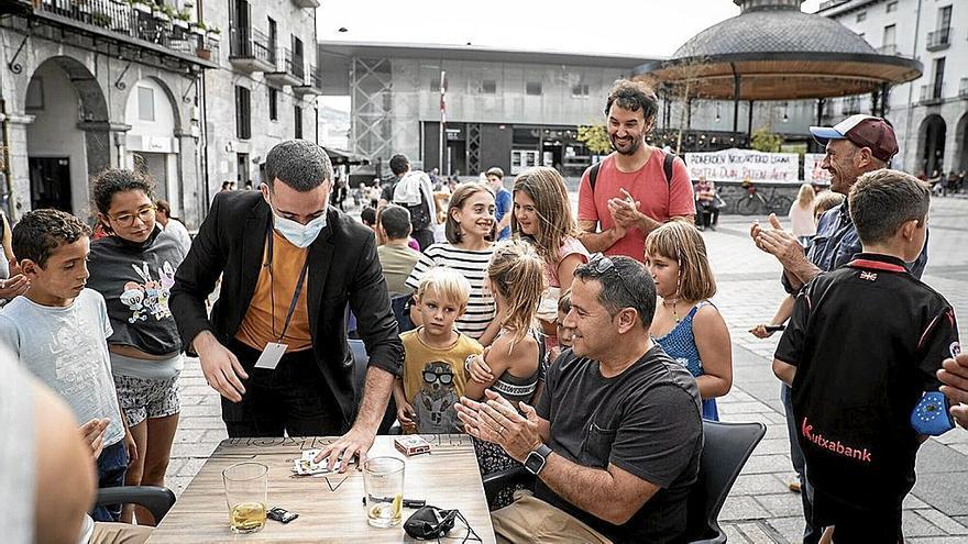 Mago bat trikimailuak egiten Azpeitiko Plaza Nagusian , iazko Txisteratik Egun Magikoan. | ARGAZKIA: KULTURAZ