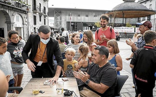 Mago bat trikimailuak egiten Azpeitiko Plaza Nagusian , iazko Txisteratik Egun Magikoan. | ARGAZKIA: KULTURAZ