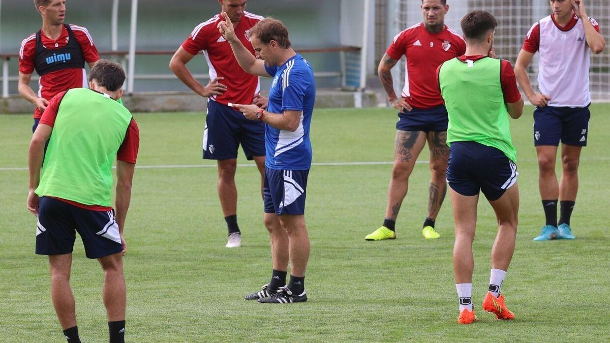 Arrasate da indicaciones a los futbolistas de Osasuna en Tajonar.