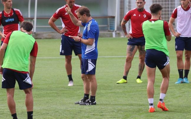 Arrasate da indicaciones a los futbolistas de Osasuna en Tajonar.