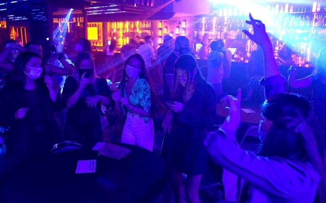 Varias jóvenes bailan en una discoteca. Varias jóvenes bailan en una discoteca.