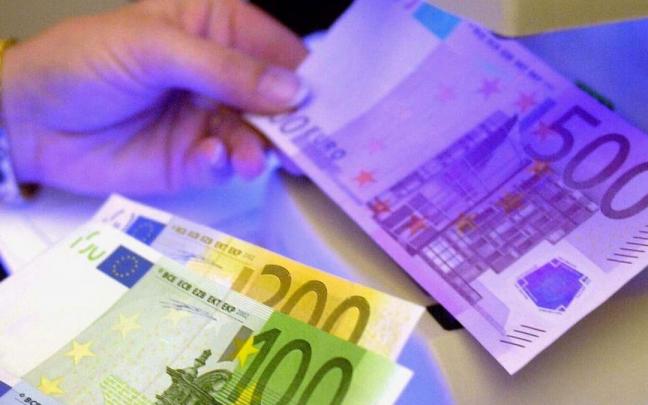 Billetes de distintas cantidades de euros. Billetes de distintas cantidades de euros.