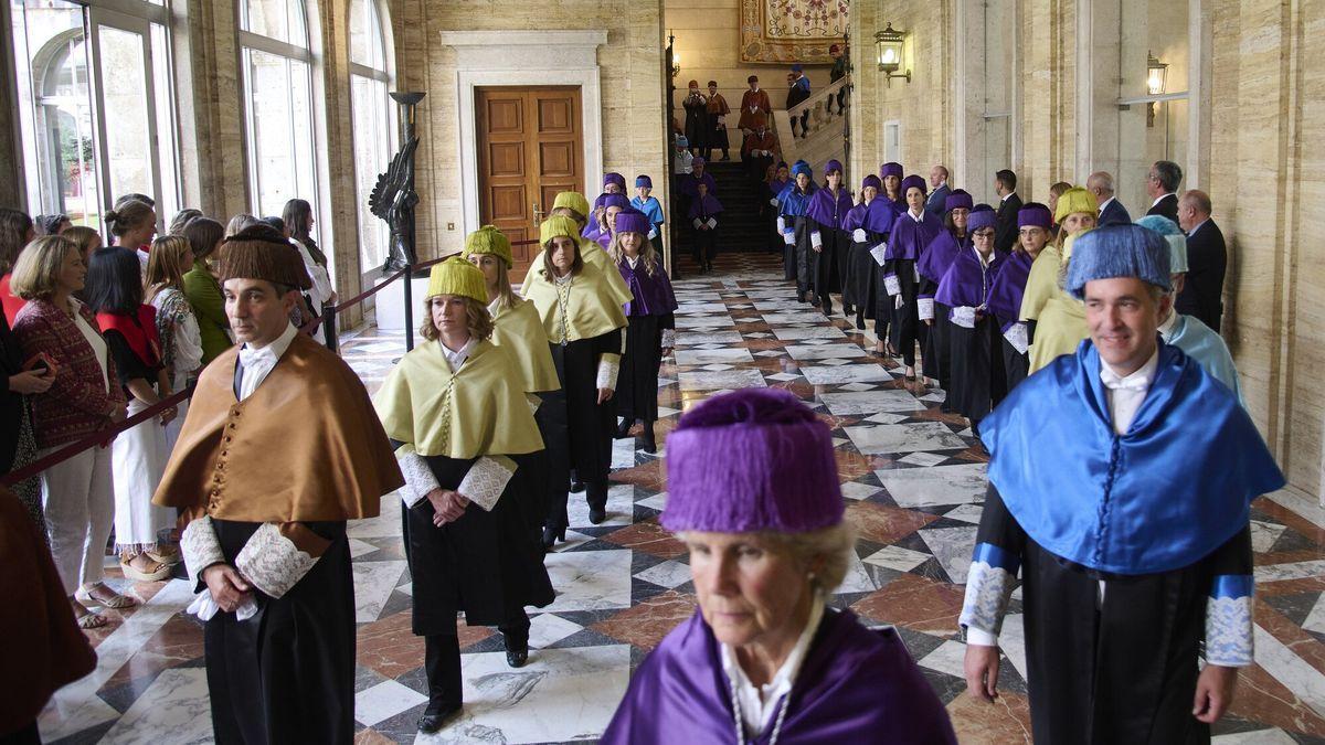 Doctores y doctoras forman el cortejo académico del acto de apertura.