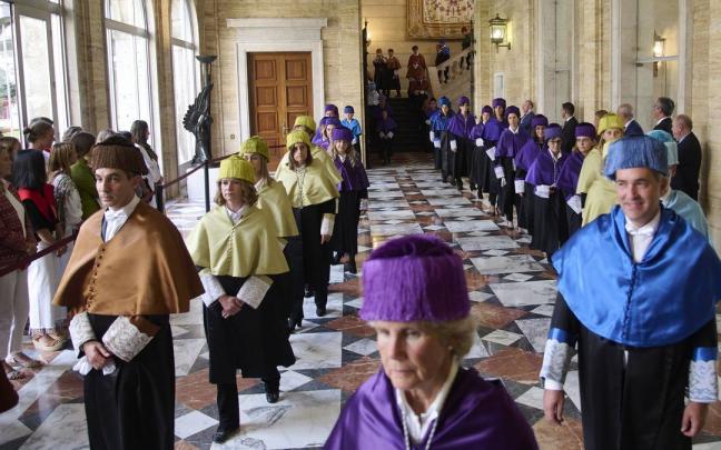 Doctores y doctoras forman el cortejo acad&eacute;mico del acto de apertura.