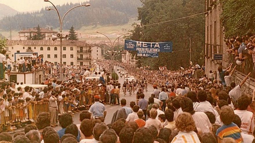 La llegada de los corredores en la curva de Gudarien Etorbidea, en una imagen de los años 80.