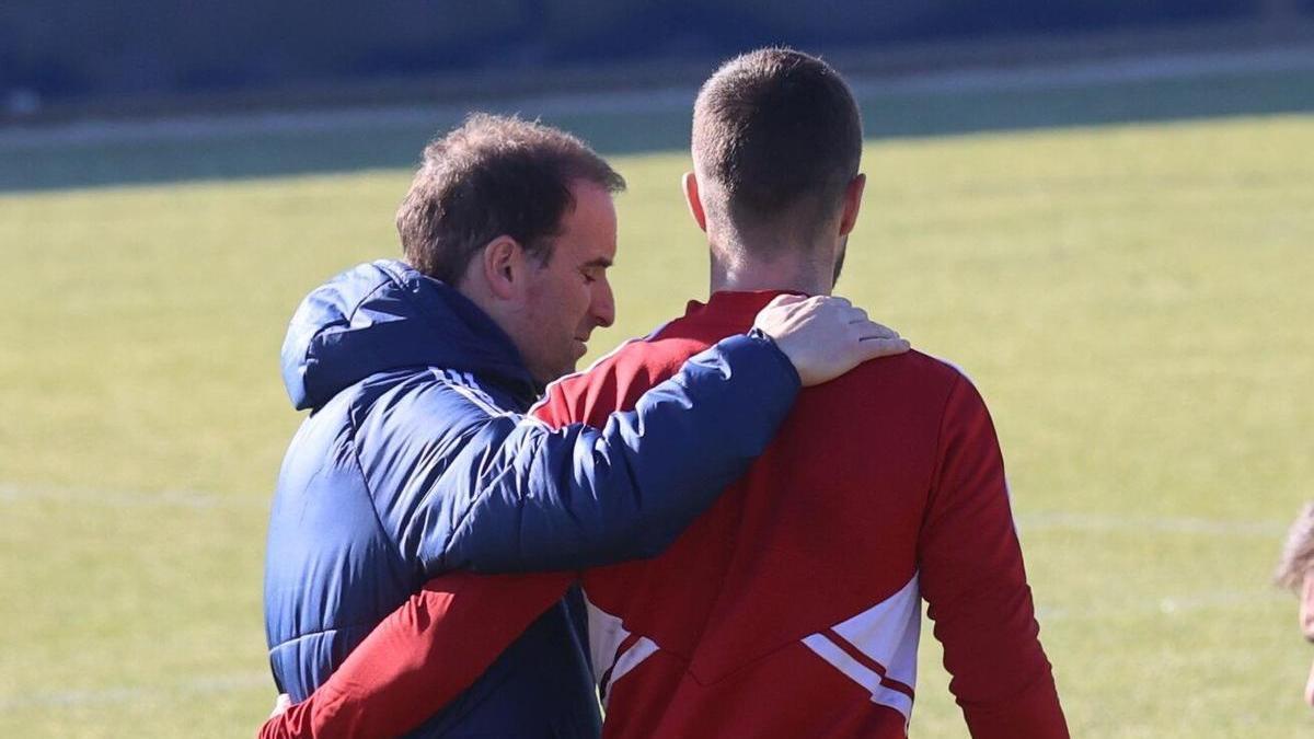 Saludo entre Jagoba Arrasate e Iker Muñoz al término del entrenamiento de ayer en Tajonar.