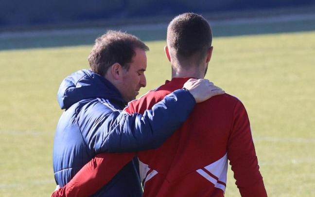 Saludo entre Jagoba Arrasate e Iker Muñoz al término del entrenamiento de ayer en Tajonar.