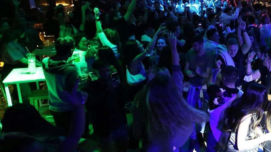 Jóvenes disfrutando de la noche en un establecimiento de Pamplona.