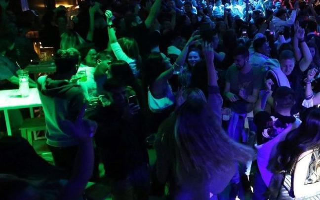 Jóvenes disfrutando de la noche en un establecimiento de Pamplona. Jóvenes disfrutando de la noche en un establecimiento de Pamplona.
