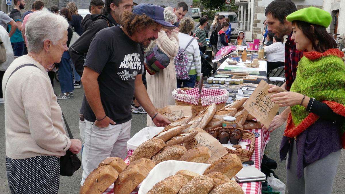 Productores y artesanos de la zona llenaron con sus puestos la plaza de Arribe.