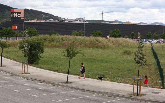 Solar junto a Refena donde se construirá el pabellón polideportivo de Buztintxuri.