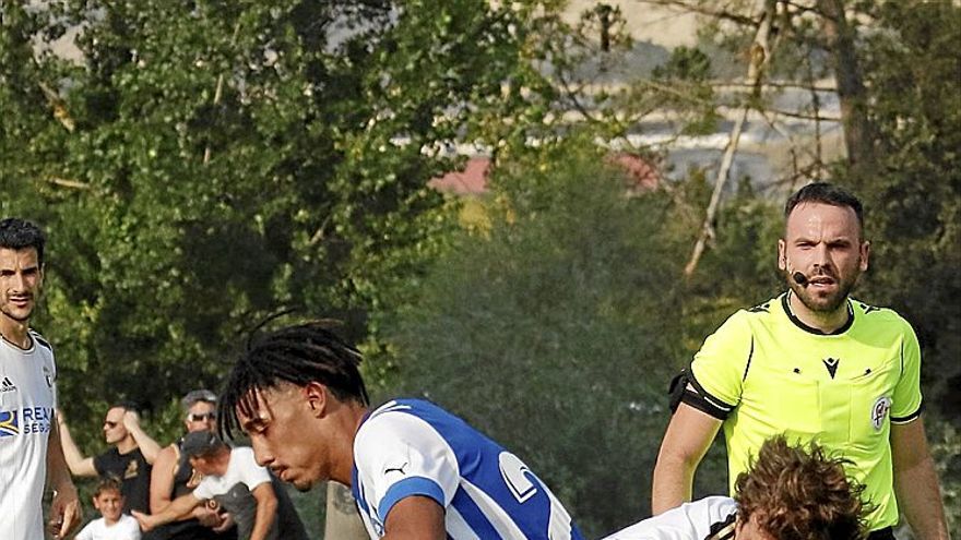 Carlos Benavídez disputa un balón durante el último amistoso entre el Alavés y el Burgos. | FOTO: ÁREA 11