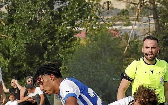 Carlos Benav&iacute;dez disputa un bal&oacute;n durante el &uacute;ltimo amistoso entre el Alav&eacute;s y el Burgos. | FOTO: &Aacute;REA 11