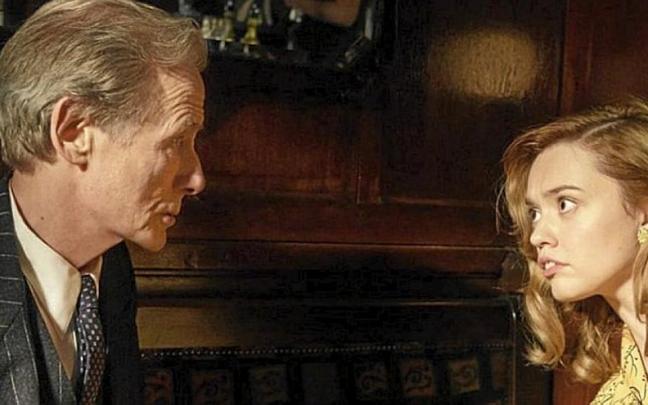 Una de las mejores bazas que reivindican el &lsquo;remake&rsquo; del &lsquo;Vivir&rsquo; de Kurosawa, descansa en el buen entendimiento que desprenden sus dos principales actores; Bill Nighy y Aimee Lou Wood.