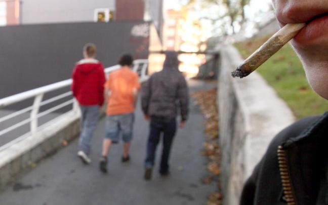 Aunque muchos adolescentes banalizan el consumo del cannabis, sus efectos son muy nocivos a su edad porque no tienen desarrollado el sistema nervioso central. Aunque muchos adolescentes banalizan el consumo del cannabis, sus efectos son muy nocivos a su edad porque no tienen desarrollado el sistema nervioso central.