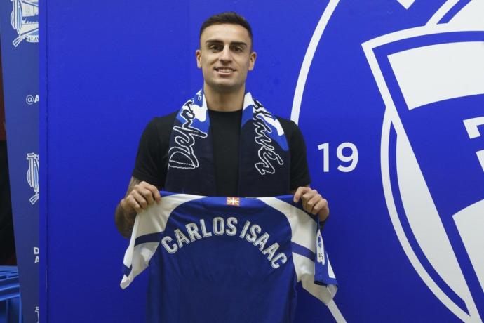 Carlos Isaac posa con su camiseta tras ser presentado como jugador del Alavés.