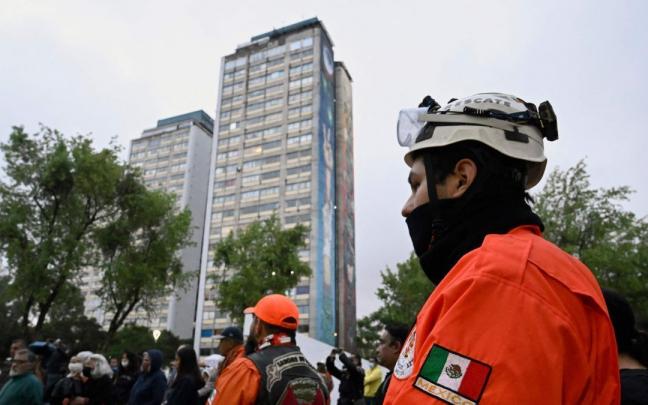 Homenaje por las víctimas de los terremotos de 1985 y 2017 en México. Homenaje por las víctimas de los terremotos de 1985 y 2017 en México.