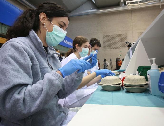 Una sanitaria prepara una vacuna.