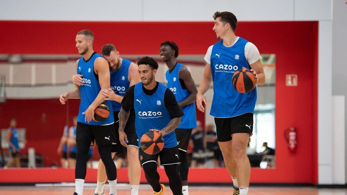 Cazoo luce en el frontal de las camisetas de juego y de entrenamiento del Baskonia