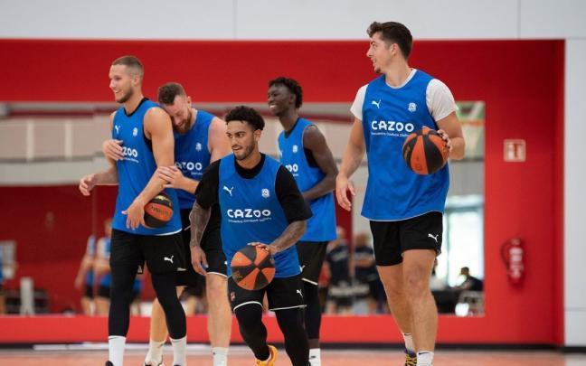 Cazoo luce en el frontal de las camisetas de juego y de entrenamiento del Baskonia
