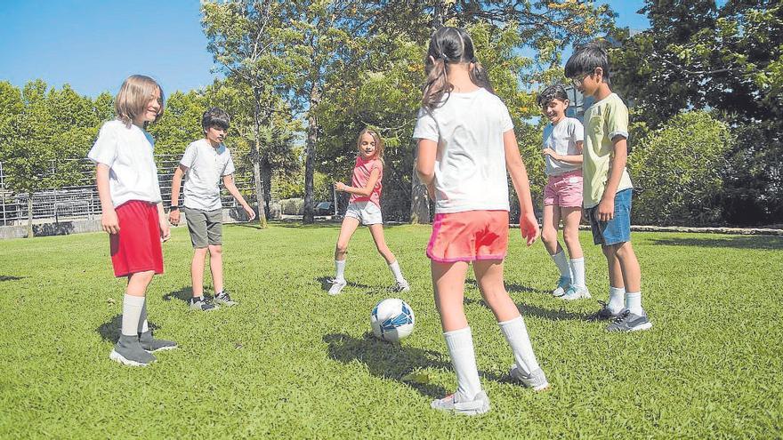 El fútbol no entiende de género y cada vez son más las niñas que lo practican.