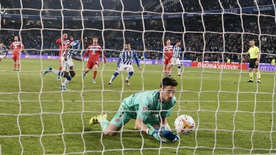 Oier Olazabal estuvo a punto de detener el penalti de Isak que dio la victoria a la Real ante el Espanyol, la pasada temporada.