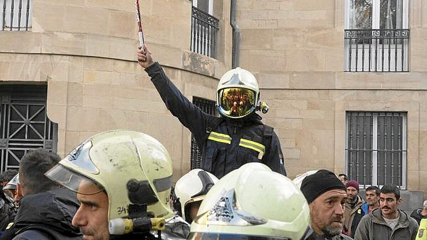 Concentración de opositores a Bomberos de Álava