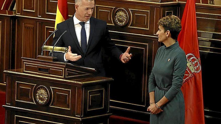 María Chivite atiende a Ander Gil en el Senado en el 40º aniversario del Amejoramiento. | FOTO: EFE