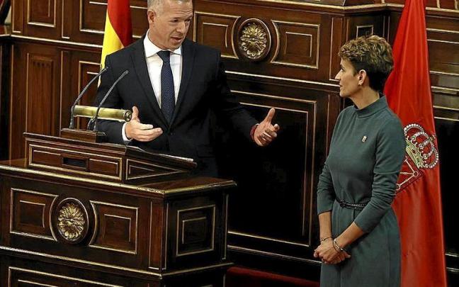 María Chivite atiende a Ander Gil en el Senado en el 40º aniversario del Amejoramiento. | FOTO: EFE