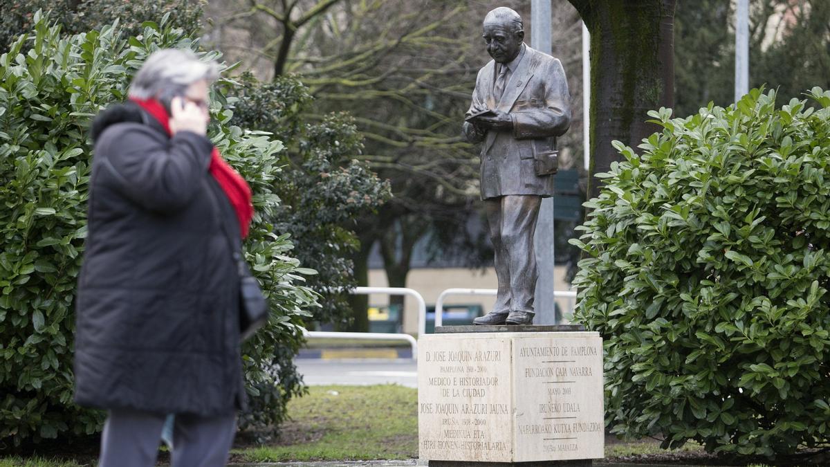 Escultura del doctor José Joaquín Arazuri, obra de Rafael Huerta.