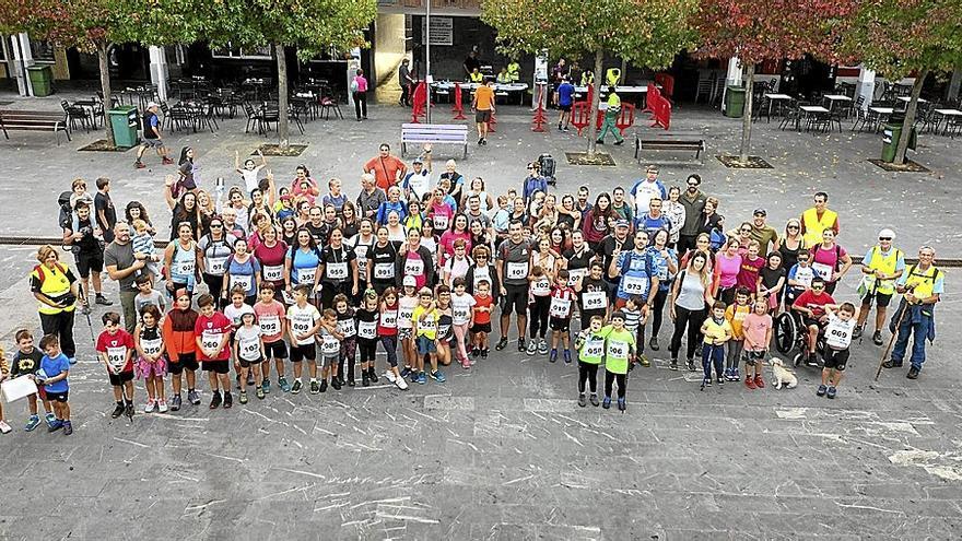 Foto de familia de los participantes inscritos en la II edición de la Mendi Martxa txiki, celebrada ayer en Abanto Zierbena. | FOTOS: