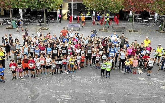 Foto de familia de los participantes inscritos en la II edición de la Mendi Martxa txiki, celebrada ayer en Abanto Zierbena. | FOTOS: Foto de familia de los participantes inscritos en la II edición de la Mendi Martxa txiki, celebrada ayer en Abanto Zierbena. | FOTOS: