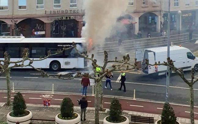 Incendio en un autob&uacute;s urbano de Sopela
