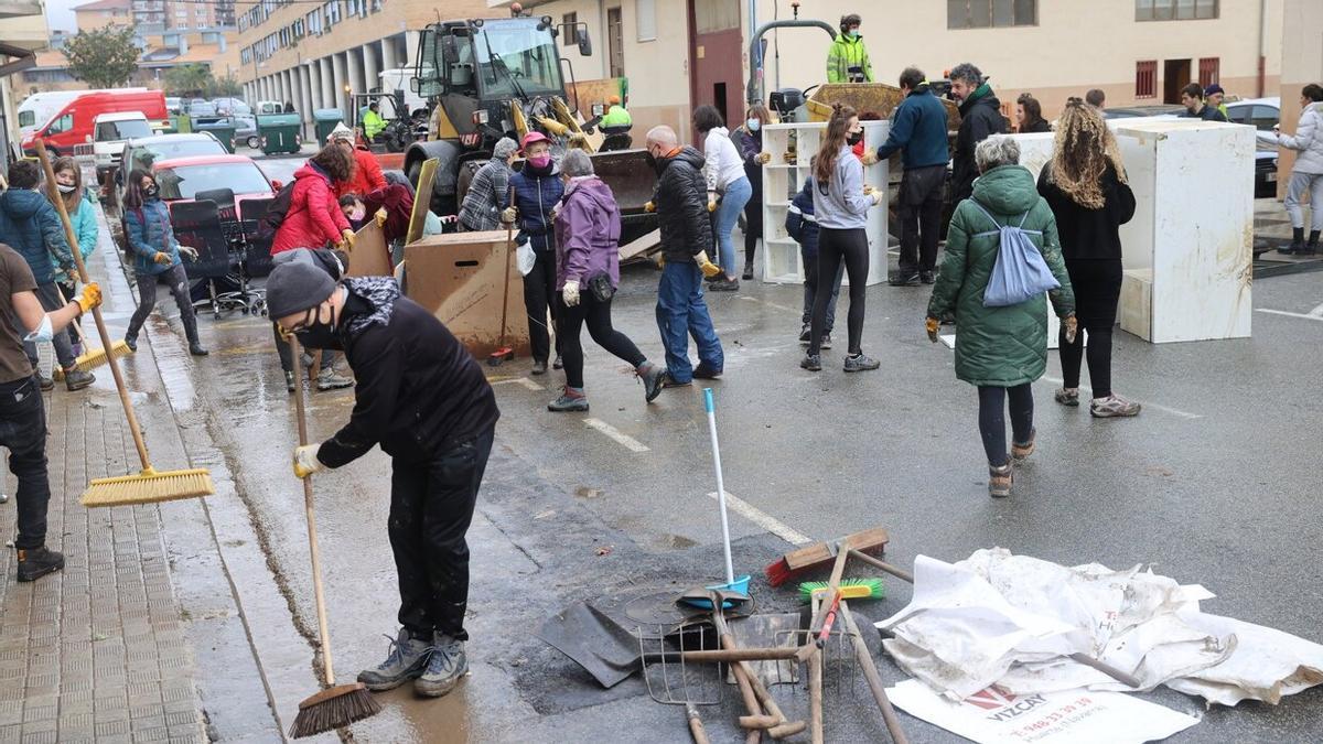 Limpieza por parte de vecinos afectados y voluntarios tras la riada de diciembre de 2021.