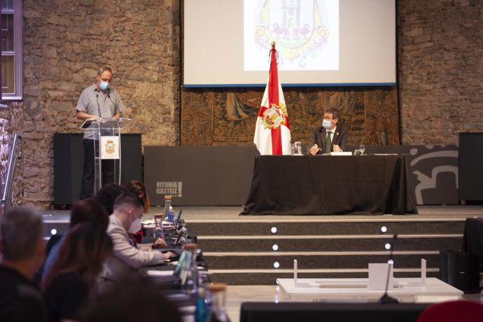 Félix González en un Pleno del Ayuntamiento de Vitoria.