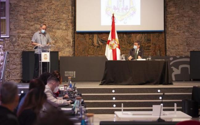 Félix González en un Pleno del Ayuntamiento de Vitoria. Félix González en un Pleno del Ayuntamiento de Vitoria.