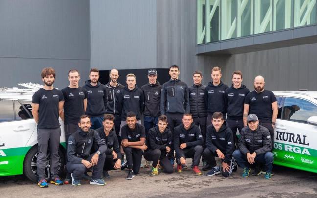 Los corredores del conjunto ciclista Caja Rural posan antes de la visita