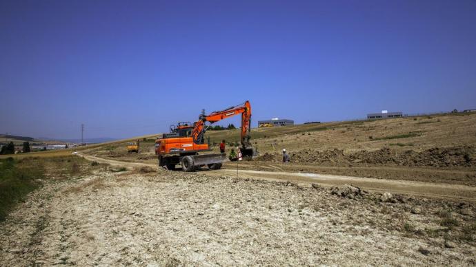 Obras de reparcelación y preparación del terreno donde se ubicará la futura planta de tratamiento de residuos urbanos de la Comarca de Pamplona, en junio.