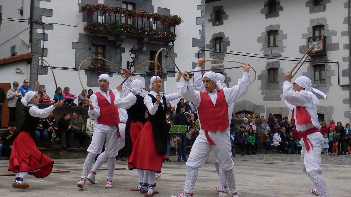 Dantzaris de Aurrera bailando en la fiesta anual de Aurrera Kirol Elkartea en Leitza.