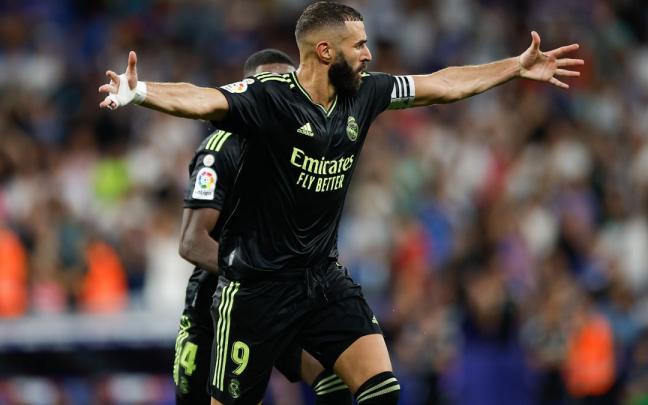 Bezema celebra uno de sus dos tantos en Cornellà.