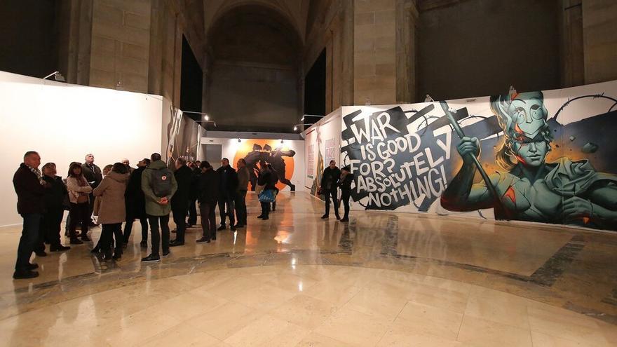 Miembros del Ayuntamiento en 2018 viendo las obras expuestas por artistas locales durante una visita a los Caídos para iniciar el proceso de reflexión sobre el futuro del edificio.