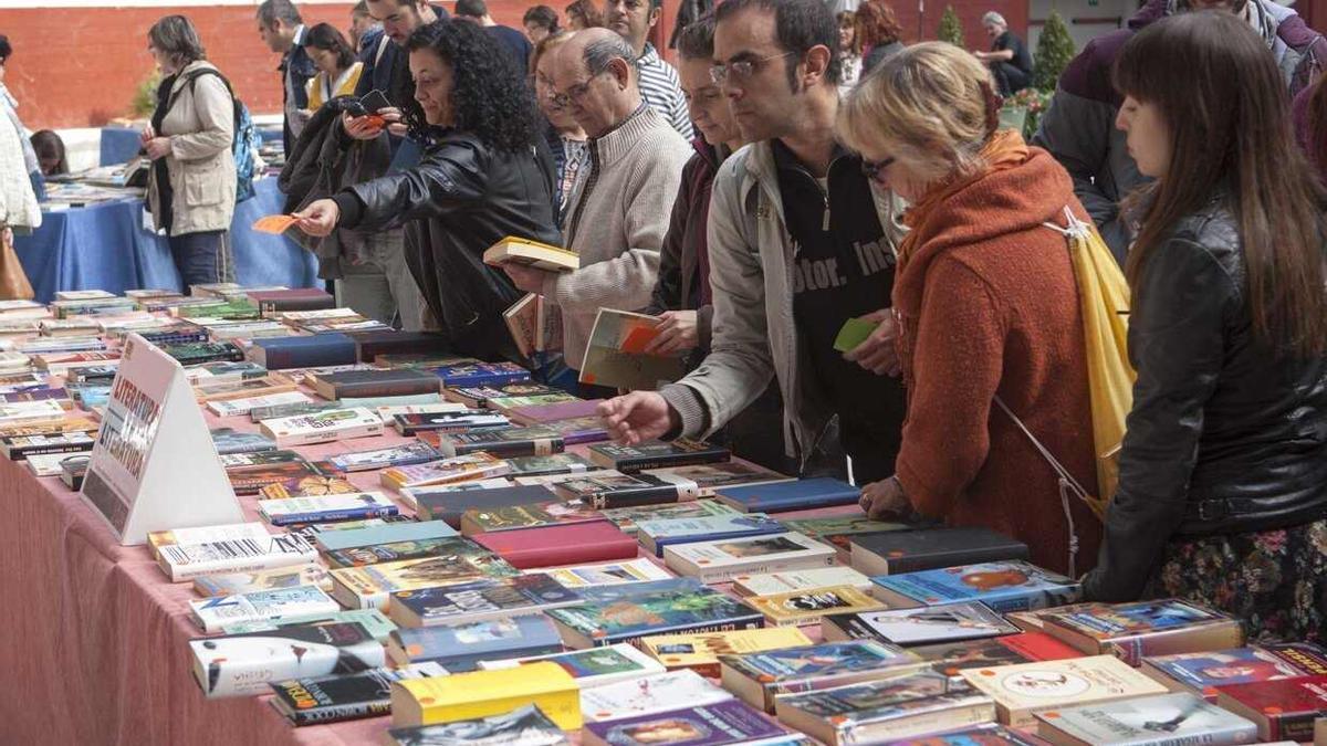 Una edición anterior del mercado de trueque de libros en el Iradier Arena