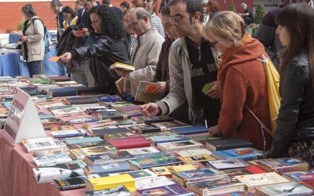Una edici&oacute;n anterior del mercado de trueque de libros en el Iradier Arena