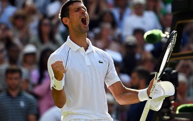 Novak Djokovic celebra su victoria en semifinales de Wimbledon Novak Djokovic celebra su victoria en semifinales de Wimbledon